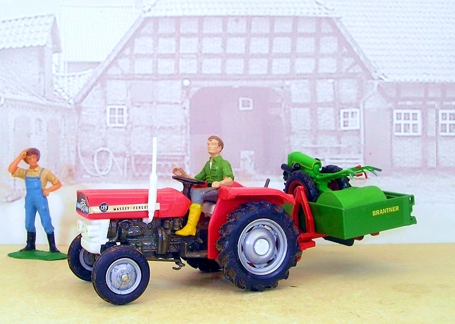 MF 135 von Britains mit Heckcontainer I