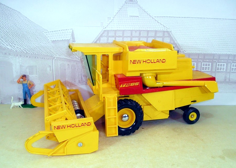 New Holland TR 85 von Britains
