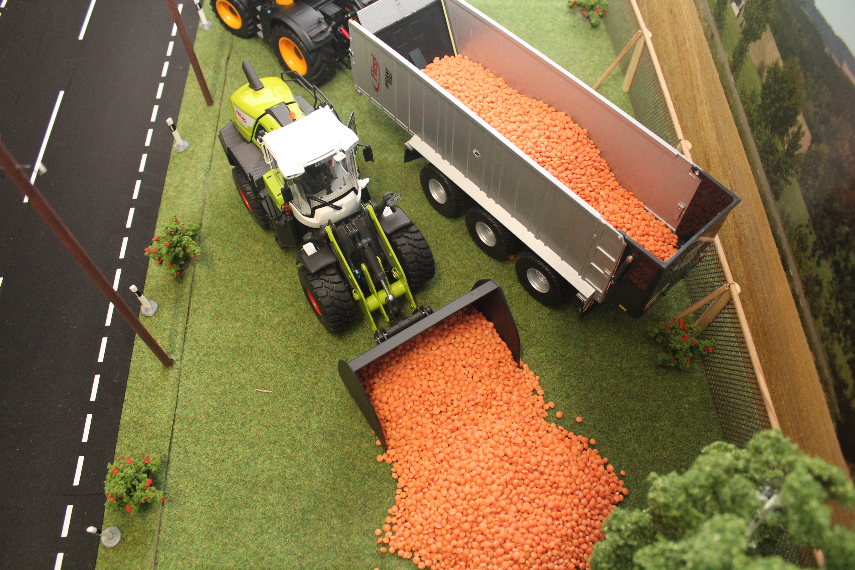 CLAAS Torino 1281 beim Beladen