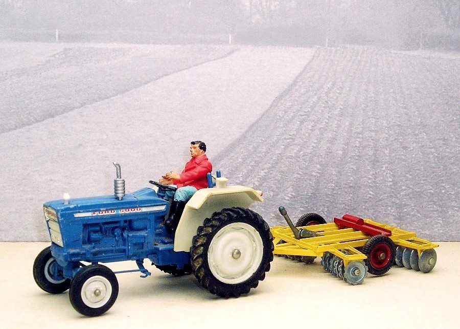 Ford 5000 von Britains mit Scheibenegge von Corgi Toys
