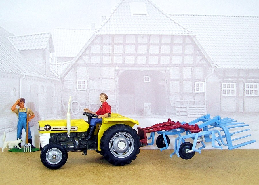 Massey-Ferguson MF 135 mit Lely Strela Heuwender von Britains