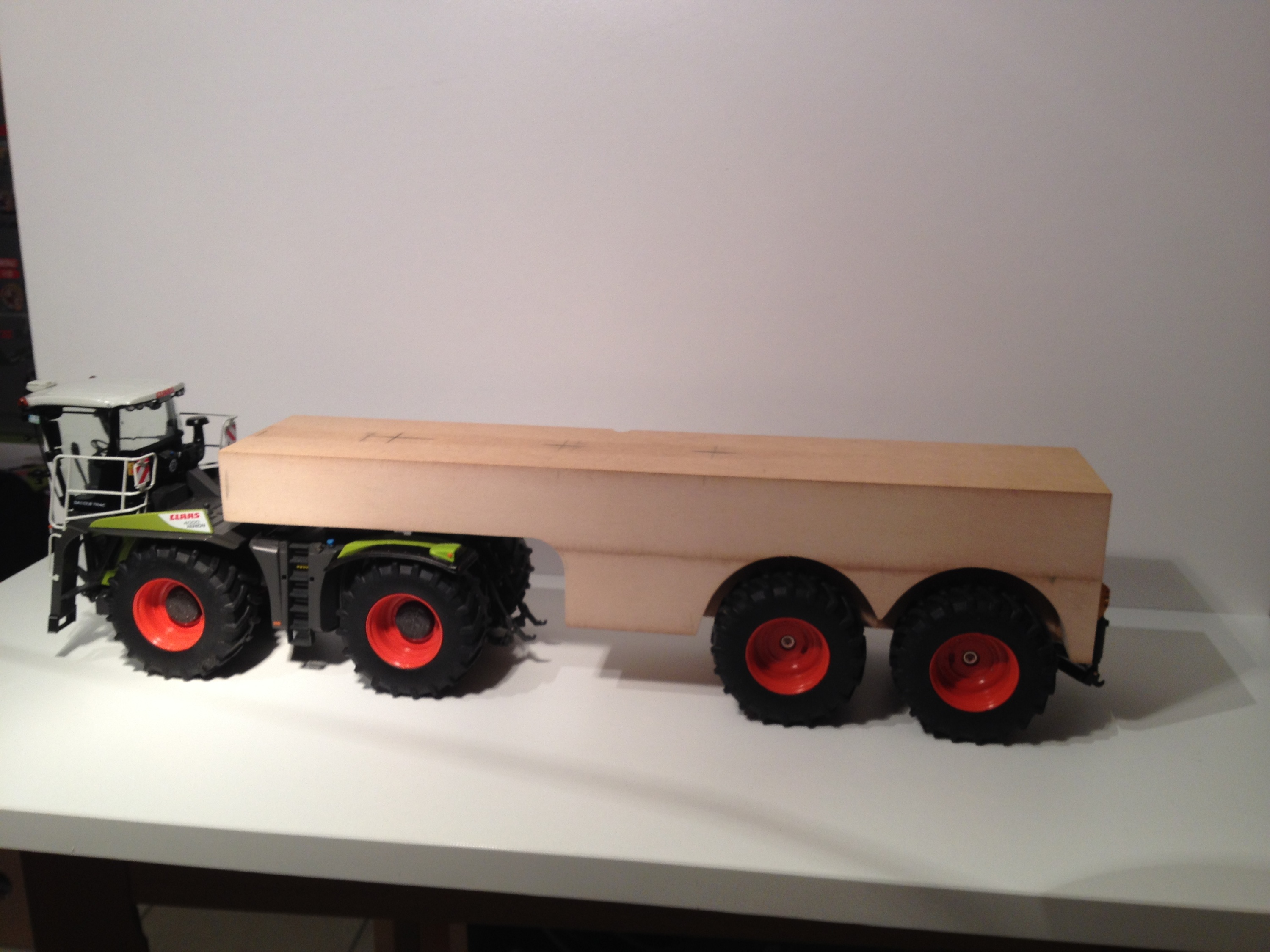 Class Xerion Saddle Trac mit SGT Aufliegergüllefass