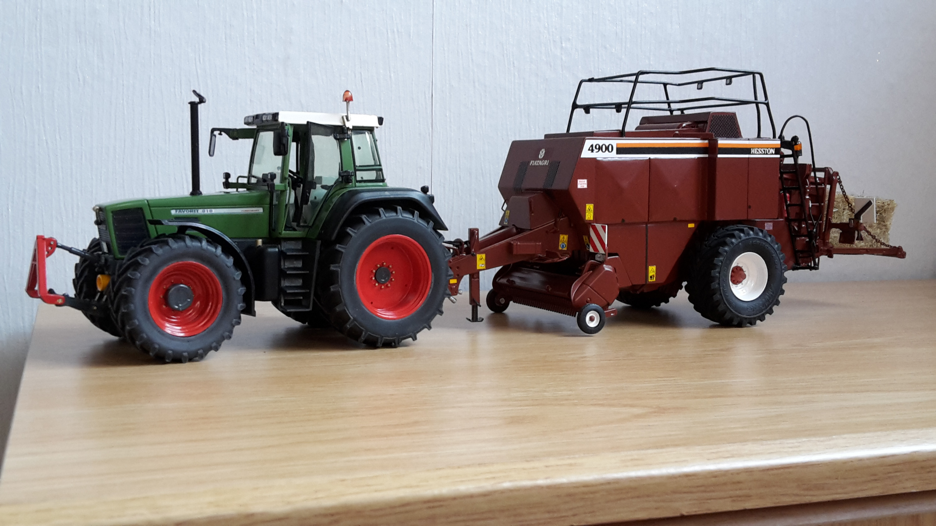 Fendt Favorit 818 + Hesston 4900