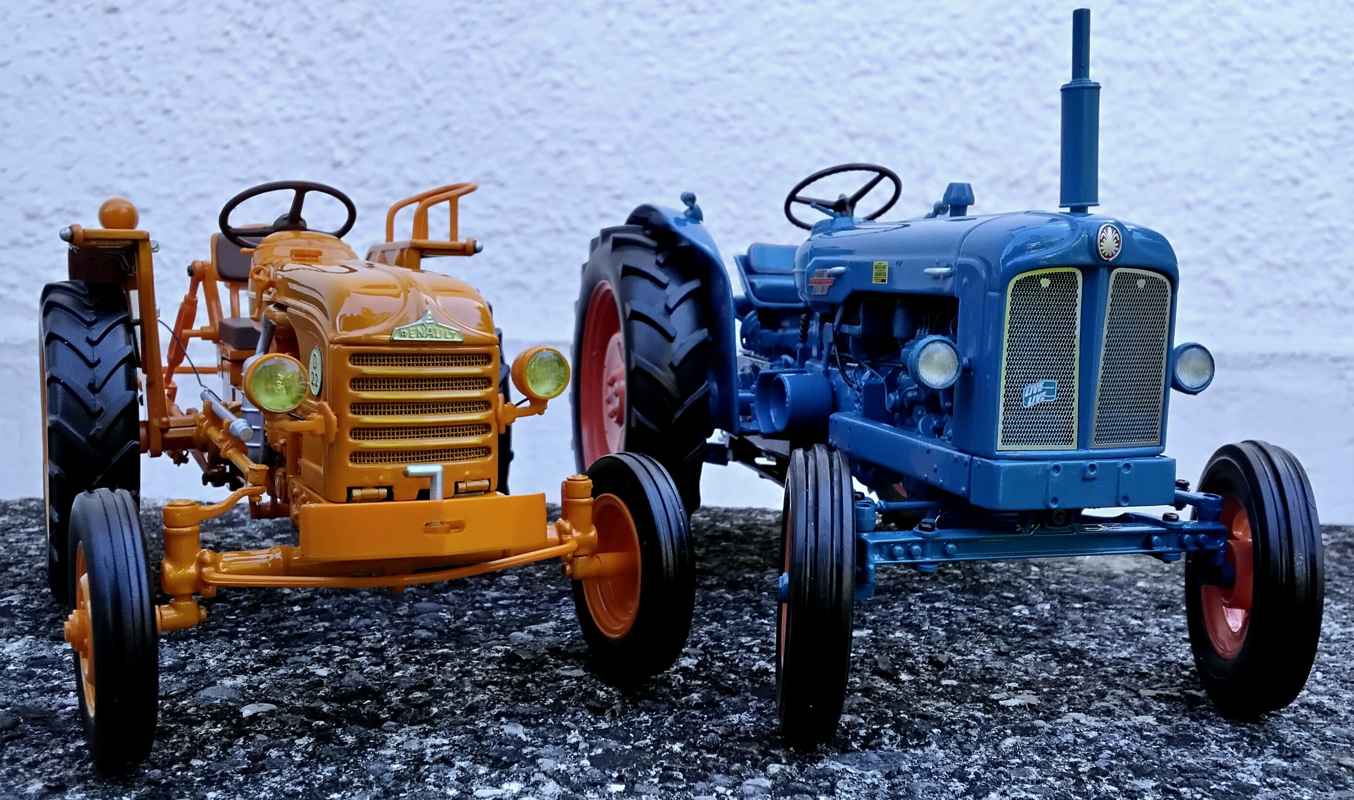 Fordson Power Major & Renault D22 in 1:16