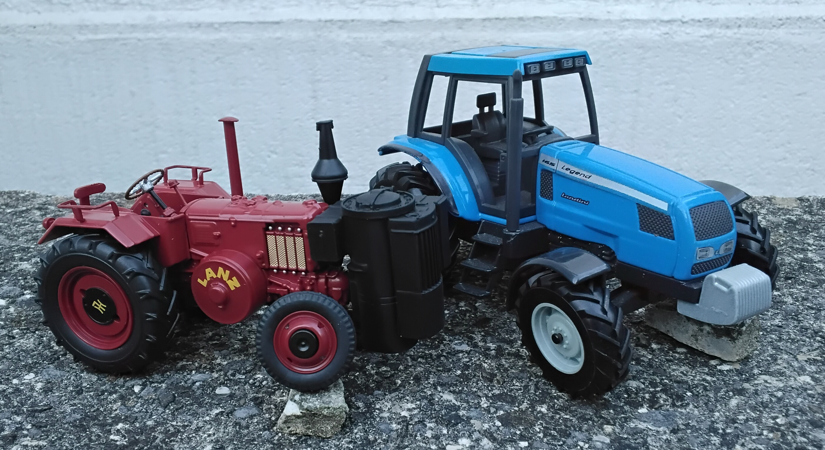 Lanz mit Holzgaskessel (1943-1945) & Landini Legend 165 (1997-2001)