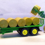 Rundballen-Transportanhänger von Siku