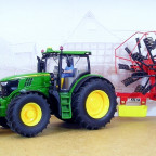 John Deere 6210 R mit Niemeyer Frontmähwerk und Fella Schwader von Siku
