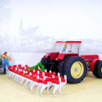 Schlüter Super 1250 VL von Siku mit Grubber von Britains II