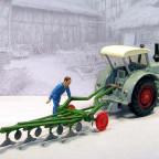Lanz Bulldog D9506 von Siku mit 4-Schar Nachläufer von Britains II