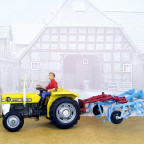 Massey-Ferguson MF 135 mit Lely Strela Heuwender von Britains