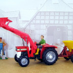 Massey-Ferguson MF 135 mit Frontlader und Vicon Düngerstreuer von Britains