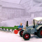 Lanz Bulldog D9506 von Siku mit 4-Schar Nachläufer von Britains I