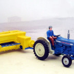 Ford 5000 mit Muschelkotflügel und Bamfords BL-58 Presse von Britains