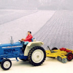 Ford 5000 von Britains mit Scheibenegge von Corgi Toys