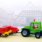 Deutz Intrac 2003 von Hausser mit New Holland 377 Ballenpresse von Britains